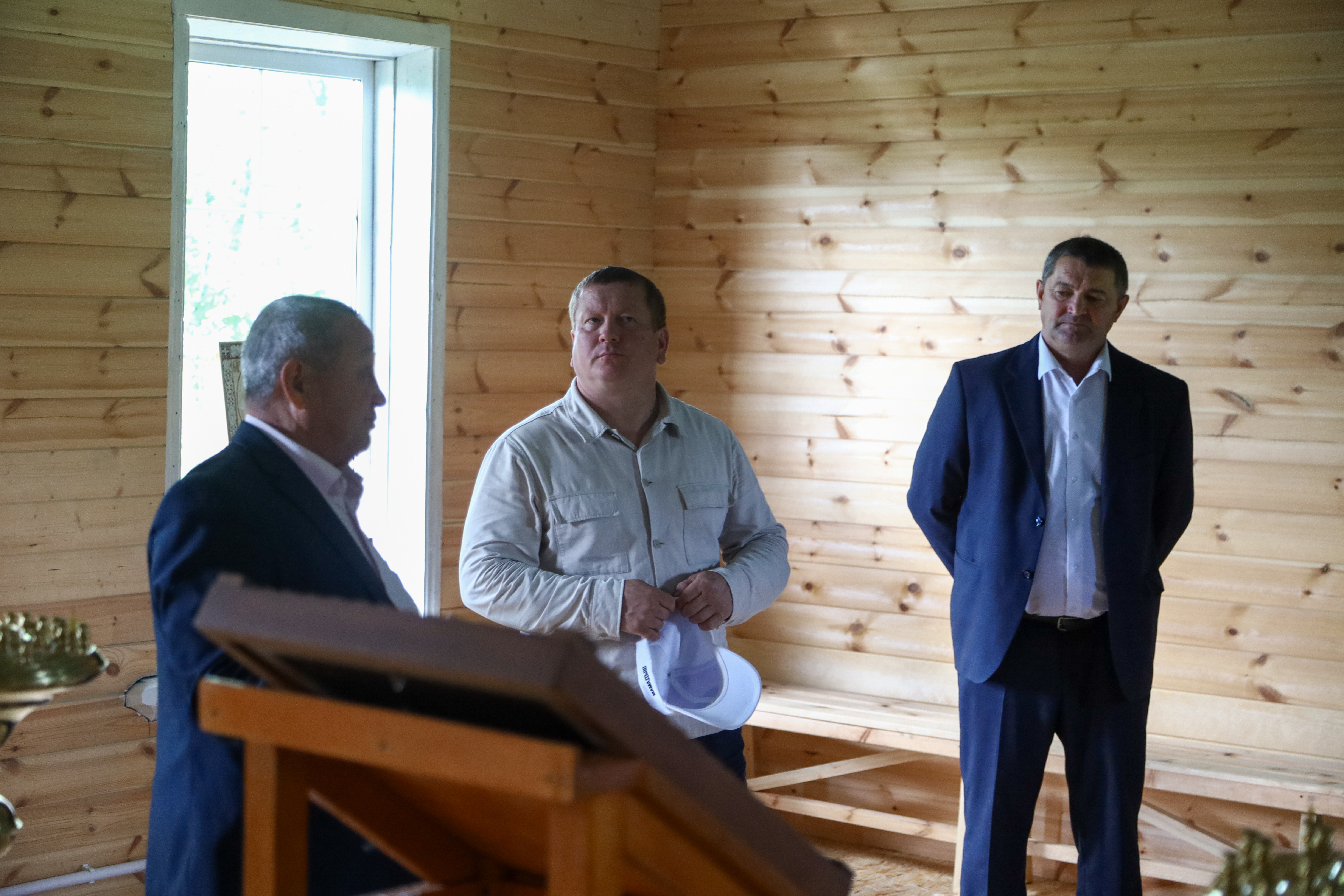 В прошлом году случилось то, о чём раньше не могли и мечтать — в здание провели газ и оборудовали систему отопления. Теперь церковь сможет принимать прихожан не только летом, но и в самые лютые морозы. Службы не будут прерываться из-за холода. Храм станет живым круглый год.