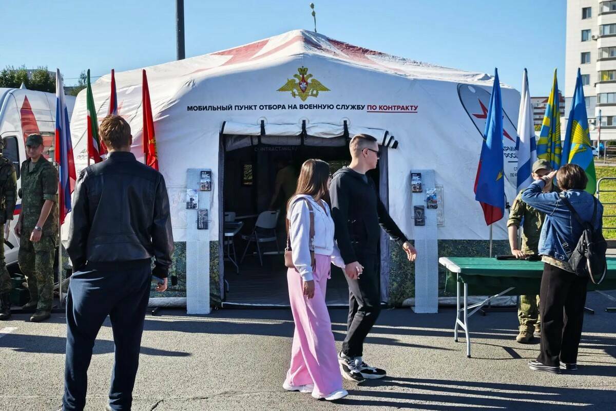 В день празднования Дня Республики Татарстан у Центра семьи «Казан» начал работу выездной пункт отбора граждан на военную службу по контракту. 