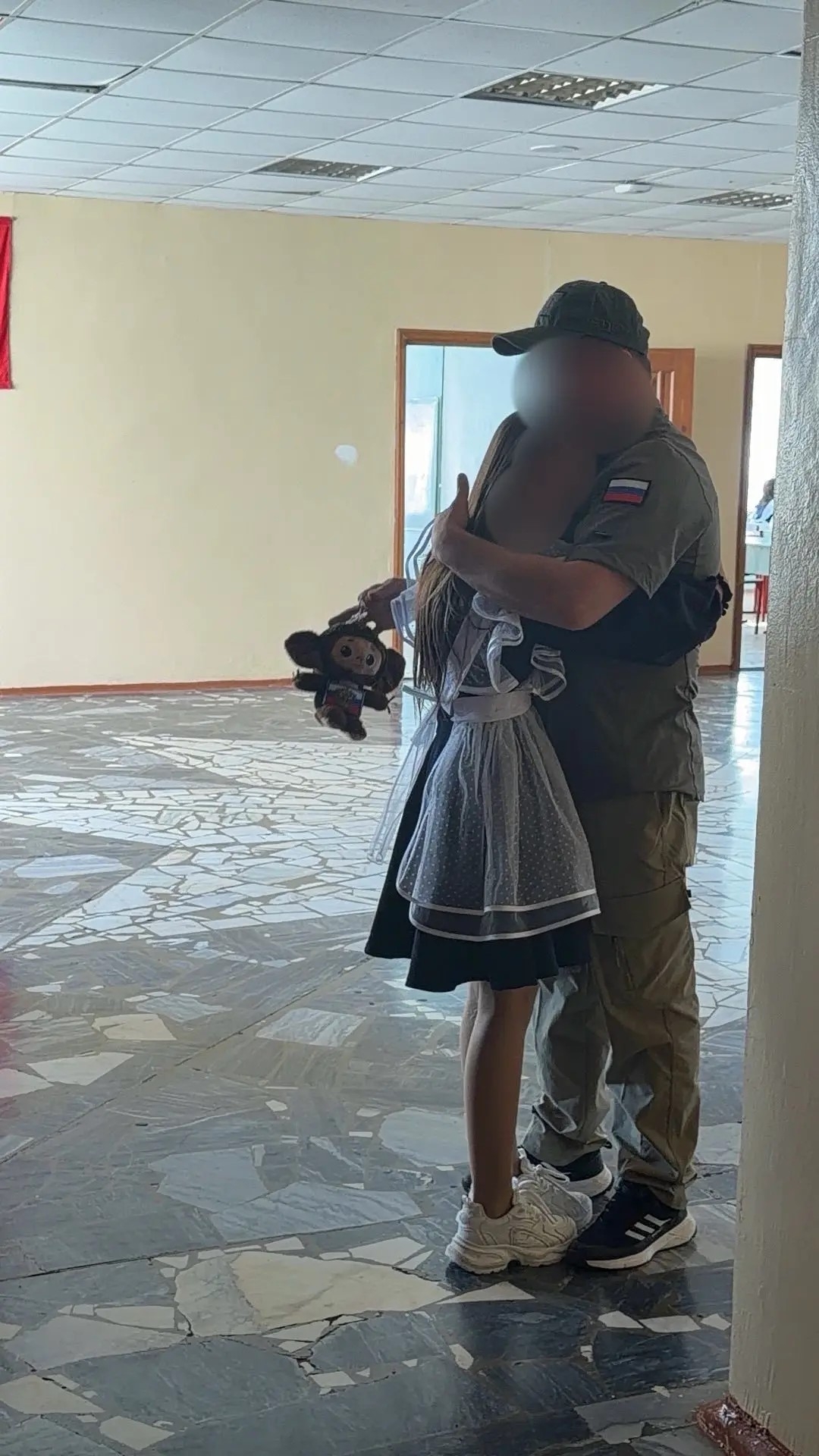 Боец пришёл как раз на урок истории в 5-й класс — именно там сейчас учится его младшая дочь