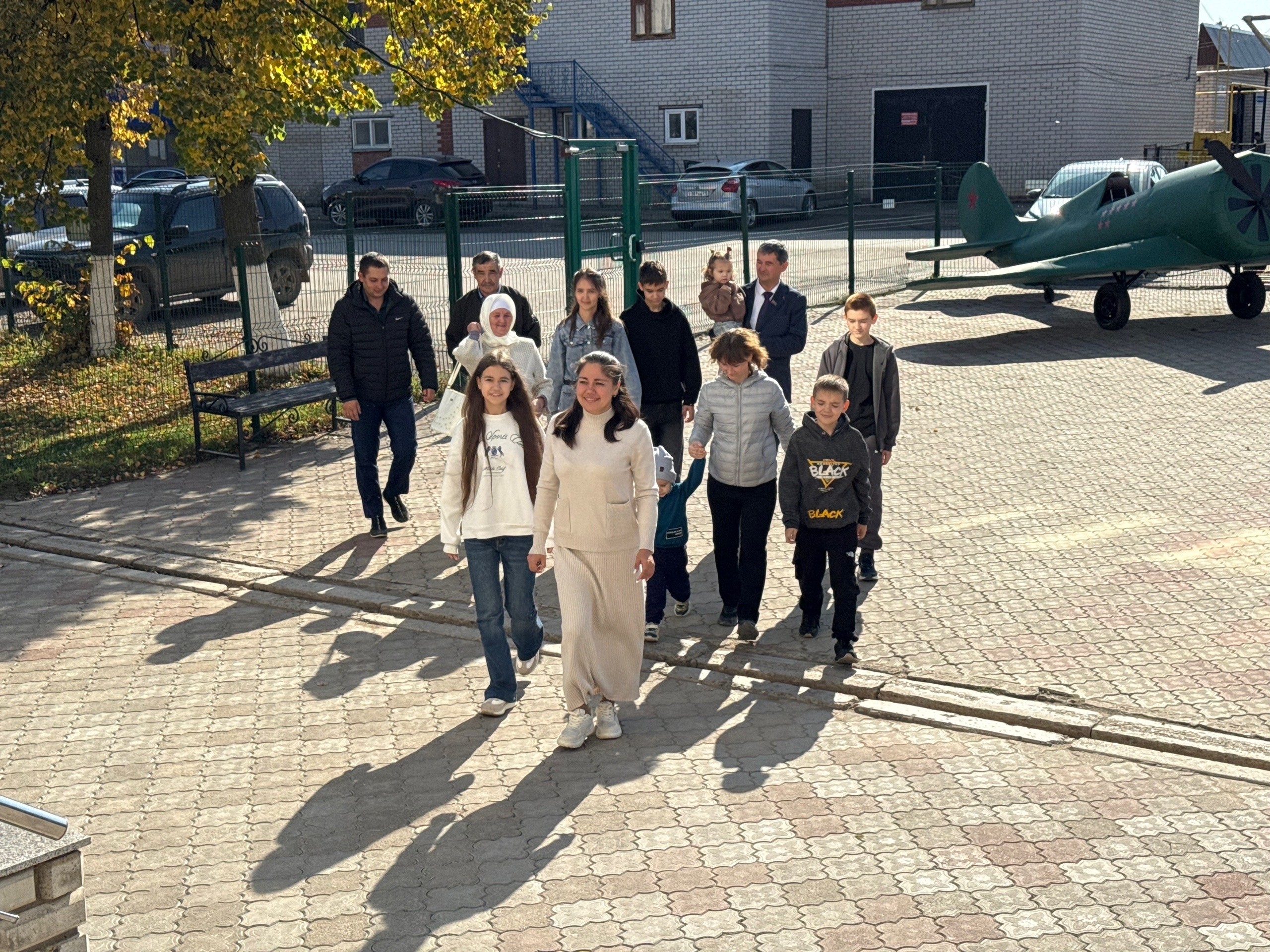 Вместе с детьми и внуками на участок пришли Раис Габделахатович и Флёра Магсумовна Камалеевы, чтобы не только отдать свои голоса, но и показать младшему поколению пример активной гражданской позиции.