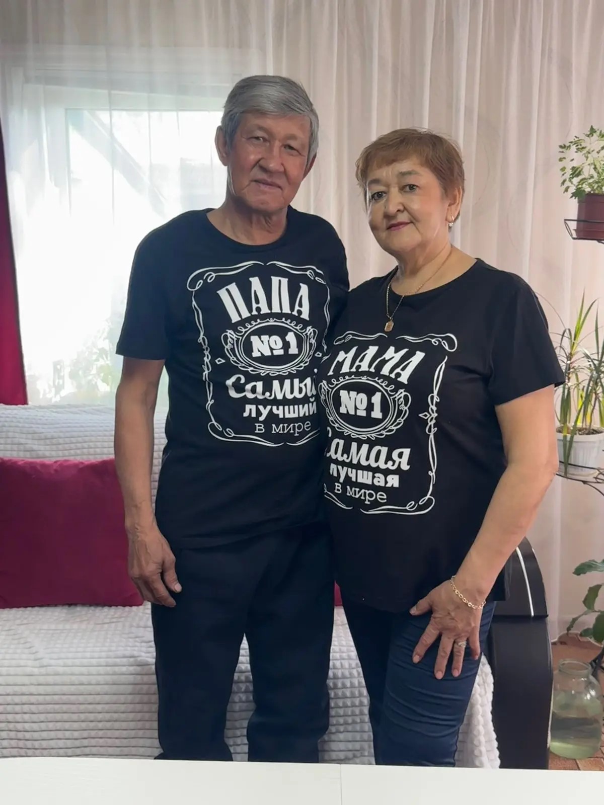 За спиной у нашей героини — надежный тыл.