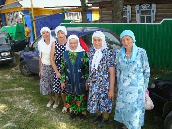 справа Каусария апа среди сестёр.