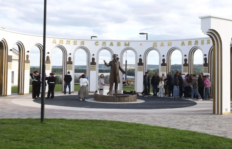 Мемориал включает 17 колоннад и памятник оперному певцу Николаю Фигнеру, а на самой аллее увековечены имена более 1300 уроженцев района — тех, кто прославил малую родину ратными подвигами и трудовыми свершениями.