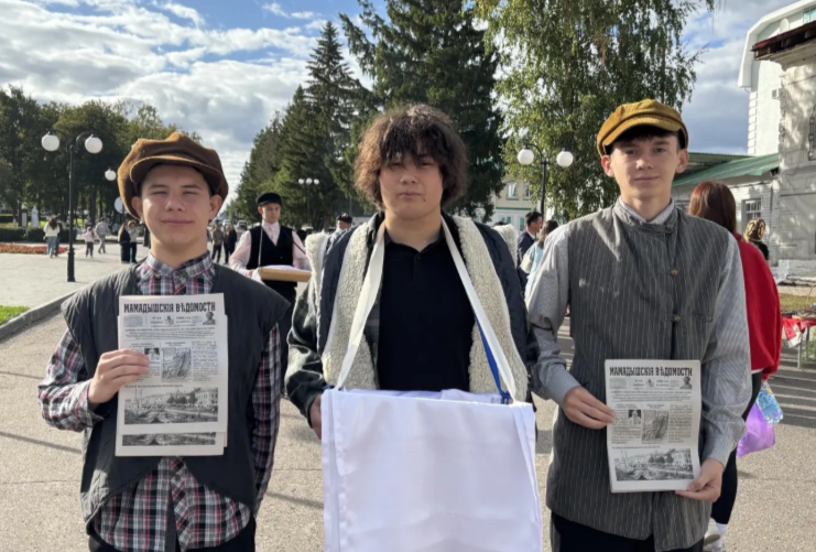 десь же, на ярмарке, можно было получить специальный выпуск газеты «Мамадышские ведомости», датированный 1886 годом издания. Этот уникальный номер подготовили местные СМИ специально к юбилею города — в нём собрана подборка новостей за 400 лет, ярко отражающая историю Мамадыша, его становление и развитие. Гости с интересом разбирали газеты, рассматривали заголовки минувших эпох и уносили с собой частичку истории.