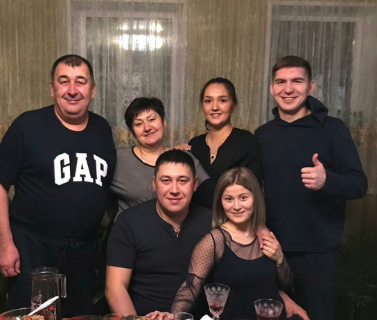 Петр Щербаков в окружении родных и близких