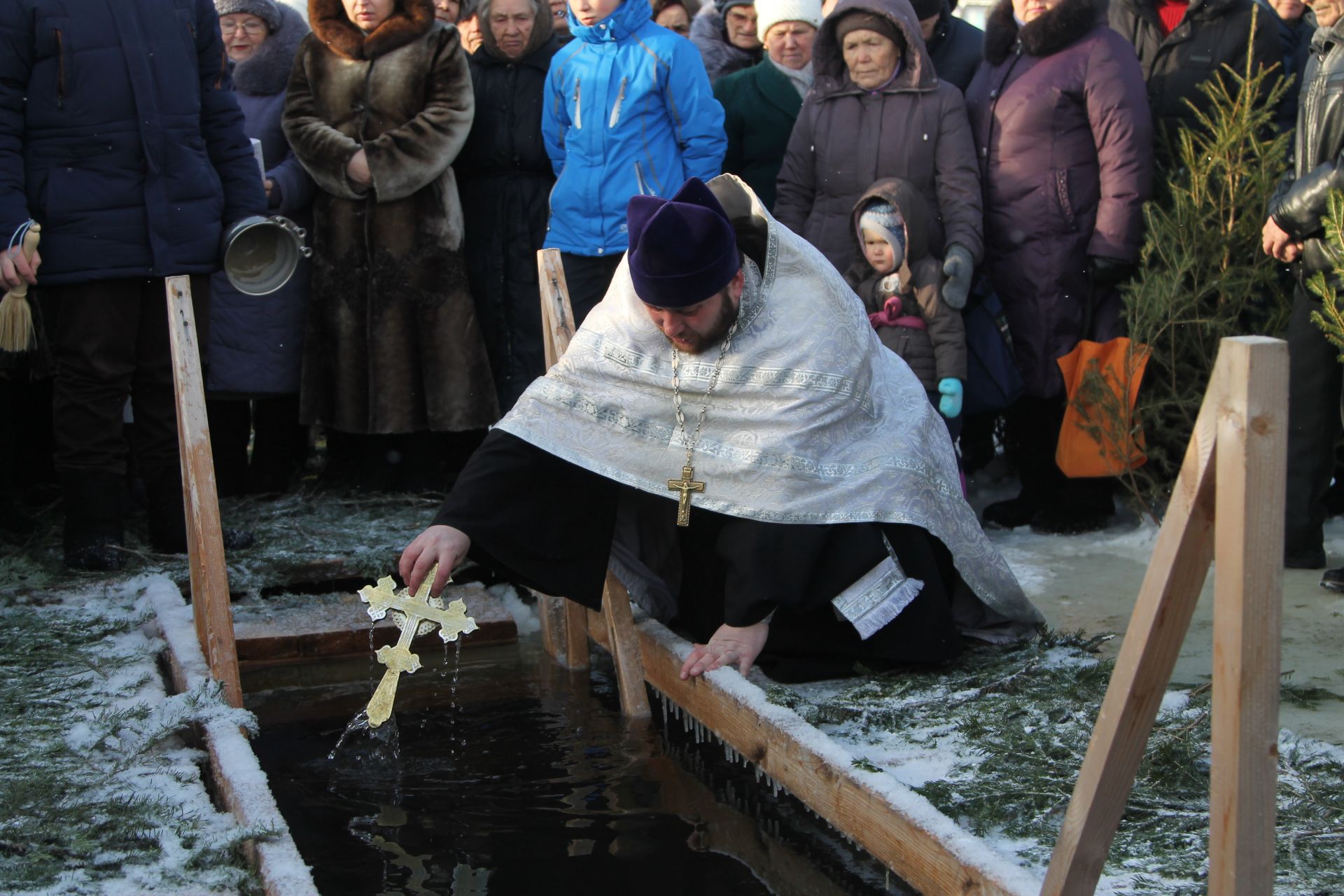 Мамадышцы встретили Крещение и окунулись в прорубь: фоторепортаж