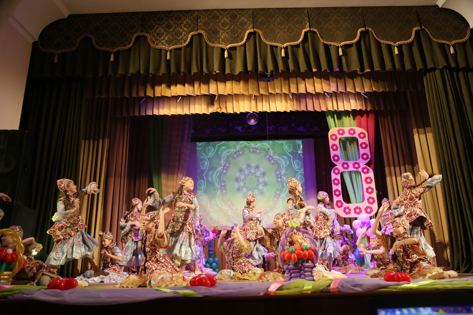 На главной сцене района мамадышских женщин поздравили с наступающим праздником весны и красоты