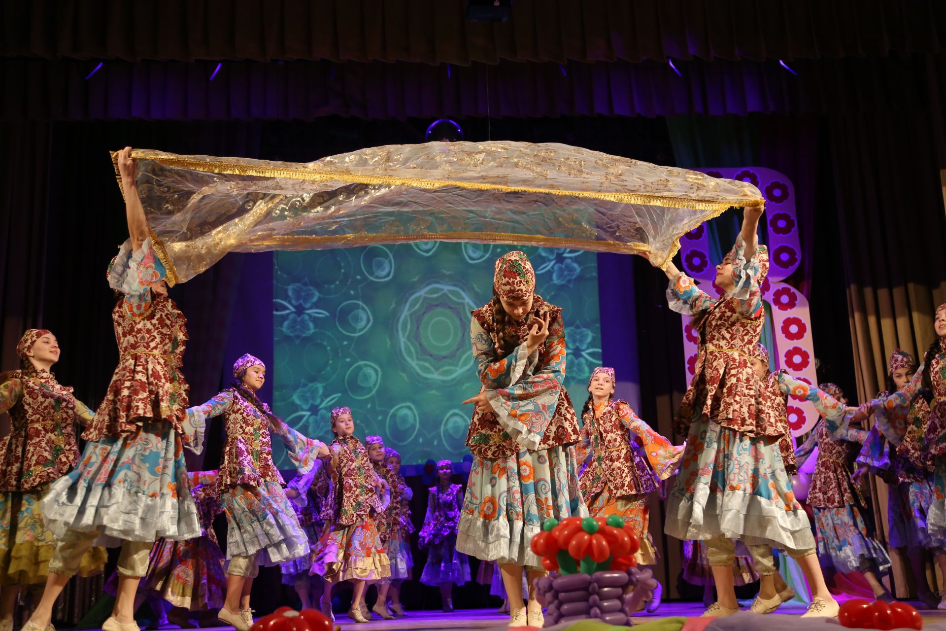 На главной сцене района мамадышских женщин поздравили с наступающим праздником весны и красоты