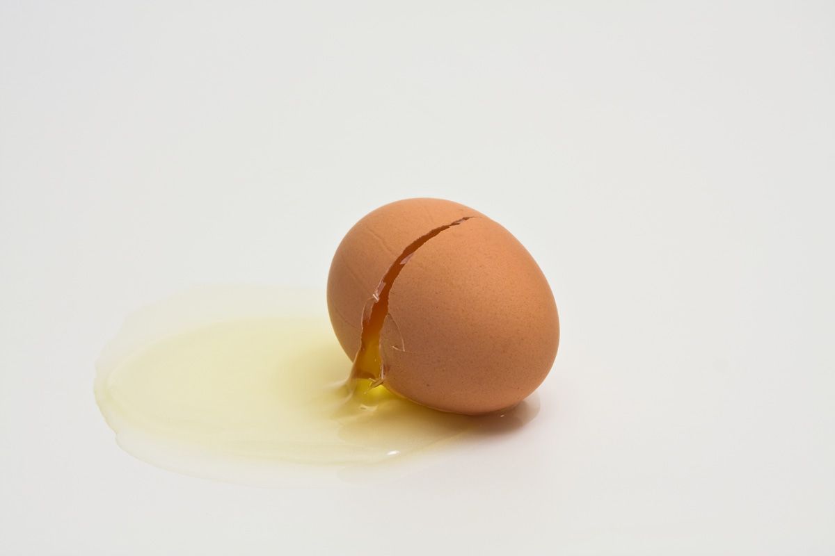 Яйцо растущее Аттиво. Выбивание яиц. Яйцо выбивается.