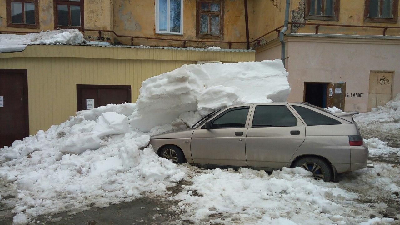 Снег на крыше машины