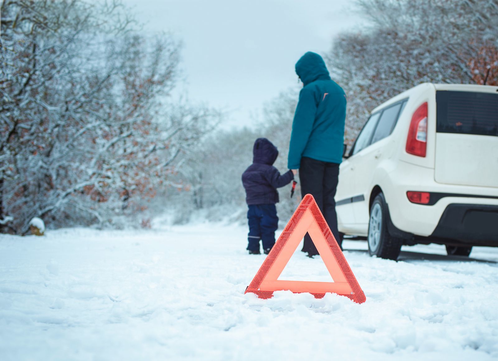 Дети погибают на дорогах. Ситуация на дороге. Дети на дороге зима. Пешеходы зимой.