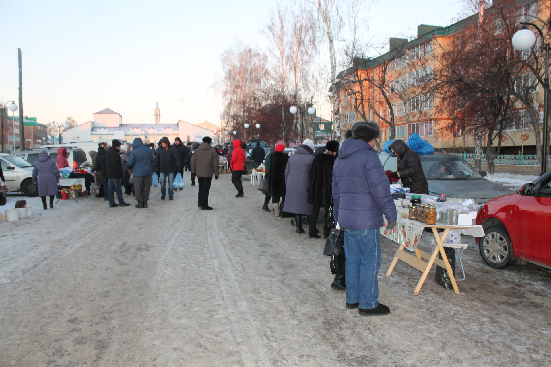 В эти минуты на Центральной площади города Мамадыш идет ярмарка