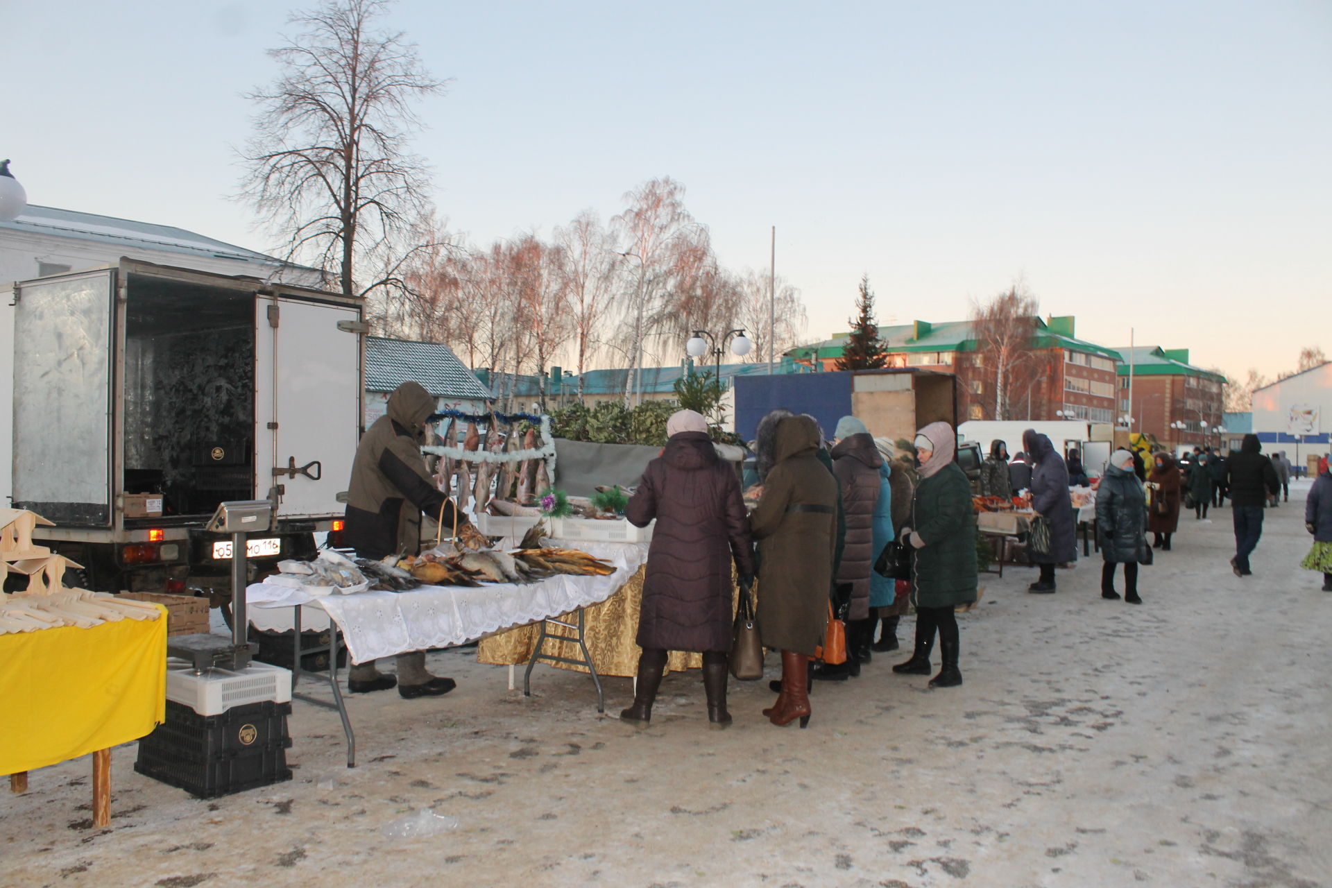 В эти минуты на Центральной площади города Мамадыш идет ярмарка