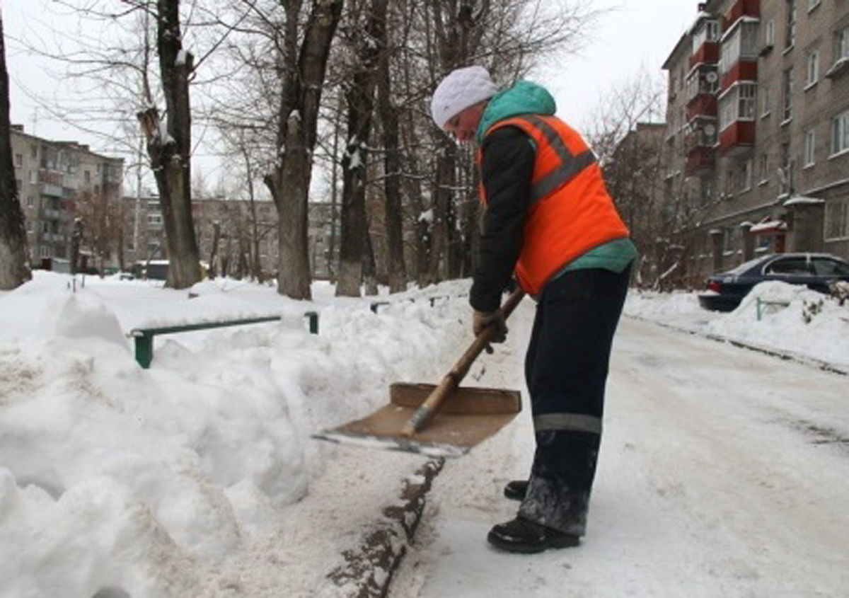 Работа в зиме. Для уборки снега дворника. Уборка снега во дворах. Уборка снега придомовой территории. Дворник снег.