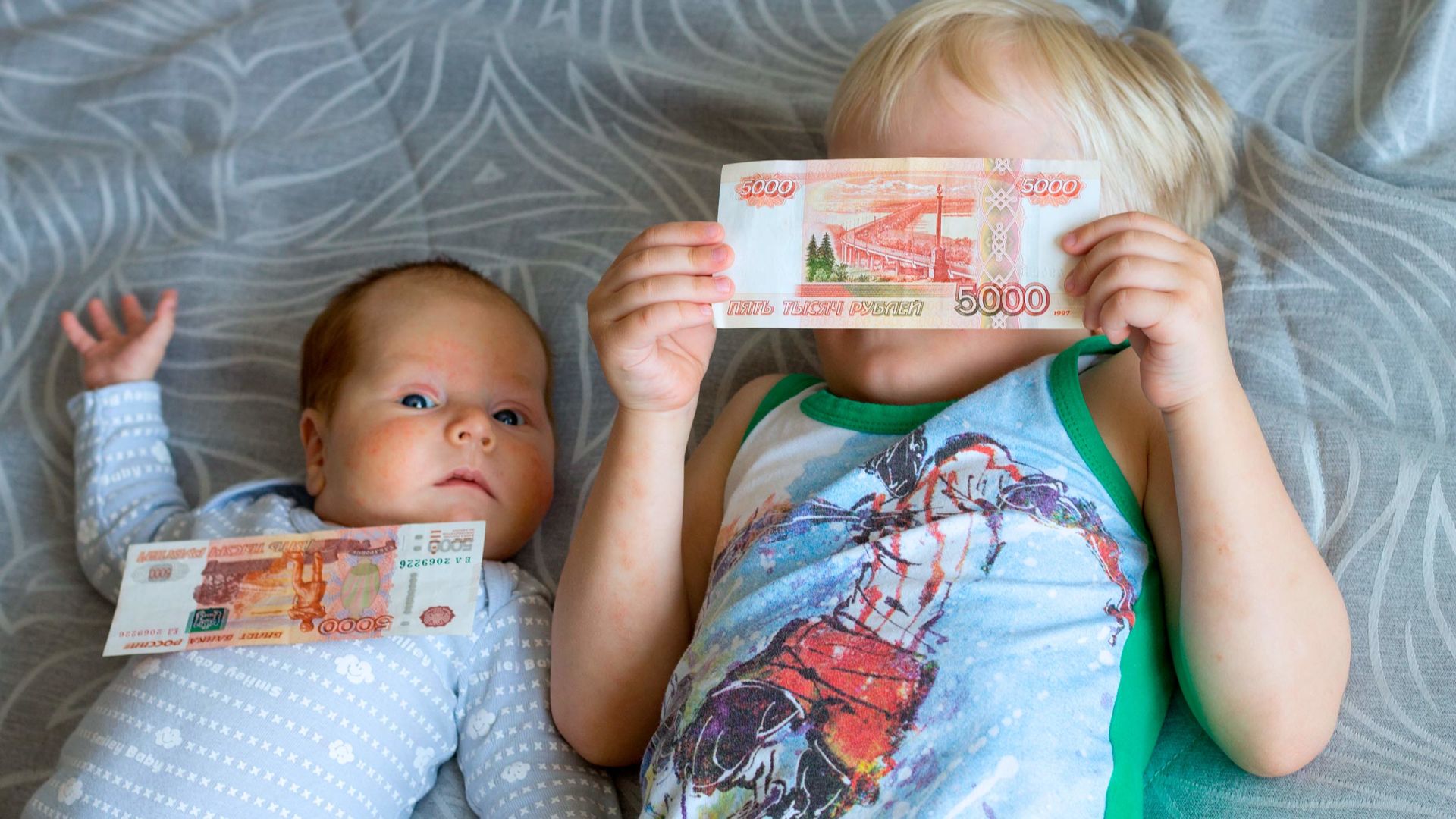 По 100000 рублей на ребенка в 2024. Пособия на детей. Выплаты семьям с детьми. Деньги детские пособия. Новые выплаты на детей.
