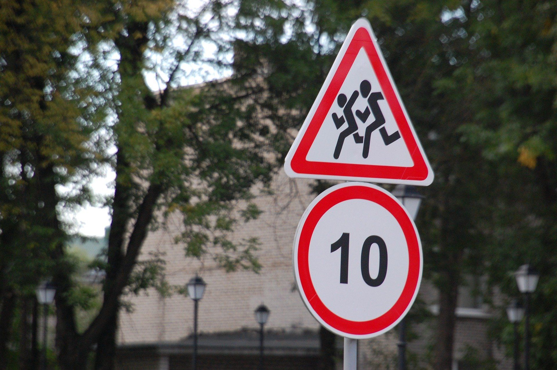 Дорожные знаки петербурга. Дорожные знаки. Дорожные знаки возле школы. Дорожные знаки ограничение скорости. Дорожные знаки вблизи школ.