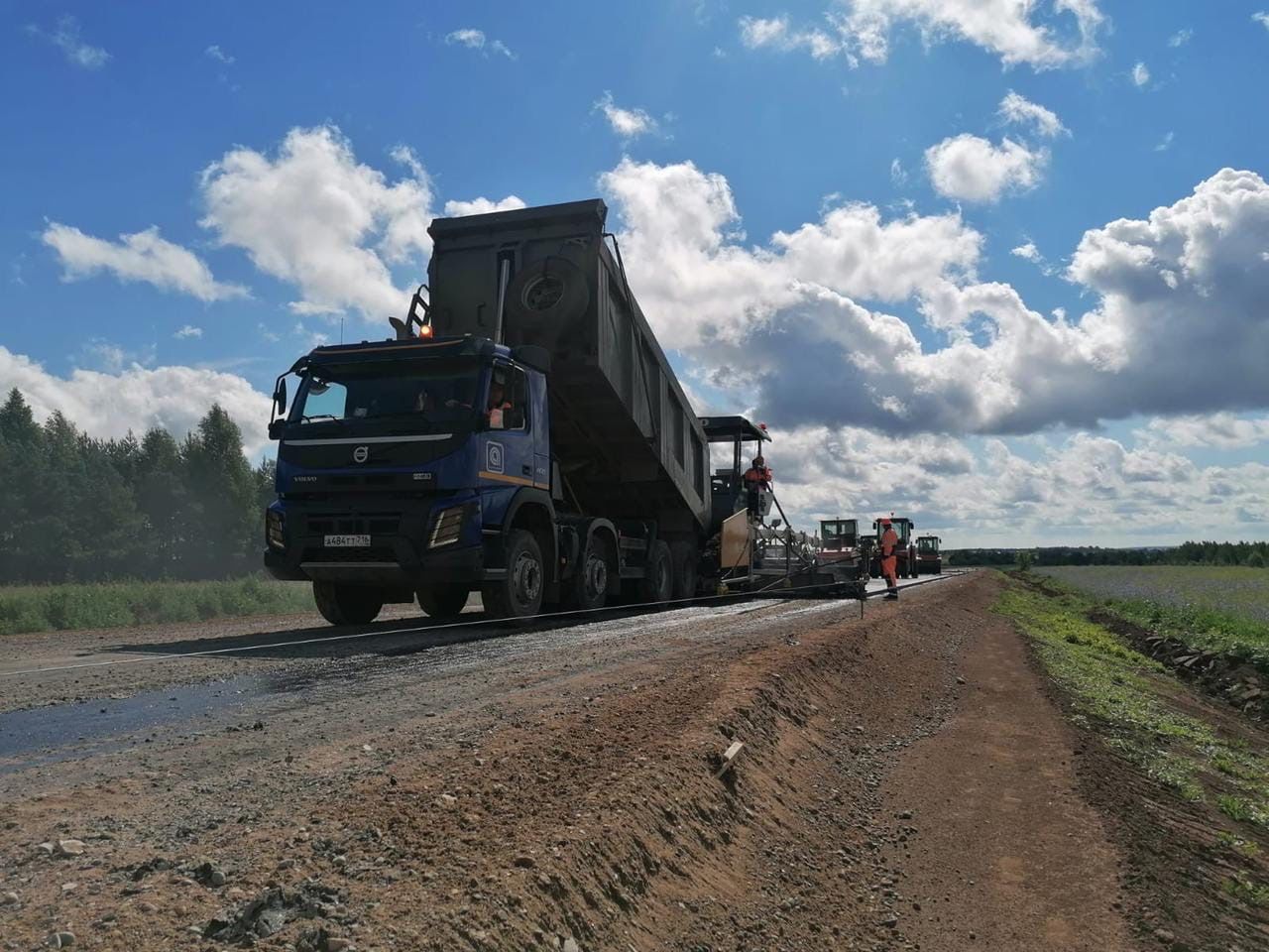 Дождались: в село Омары Мамадышского района кладут асфальтную дорогу