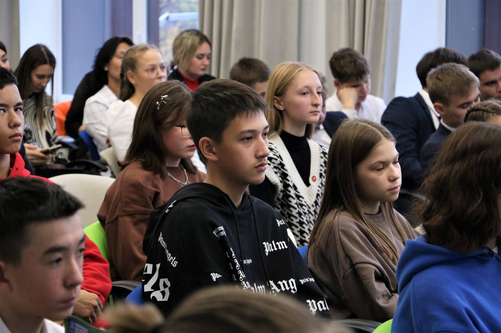 Глава района встретился с активистами российского движения детей и молодежи «Движение первых» в рамках «Классных встреч»