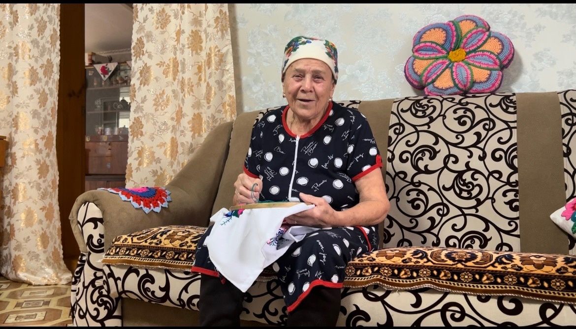 Она в свои 84 года вышивает и читает без очков