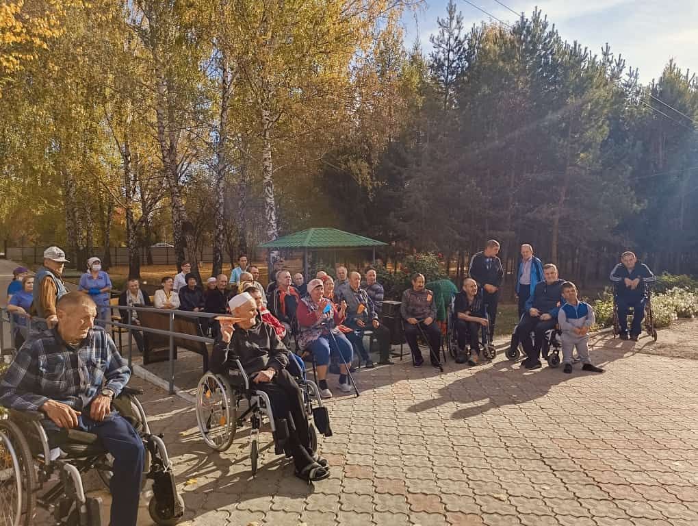 Волонтеры Добро.центра поздравили жителей дома-интерната с Днем пожилых