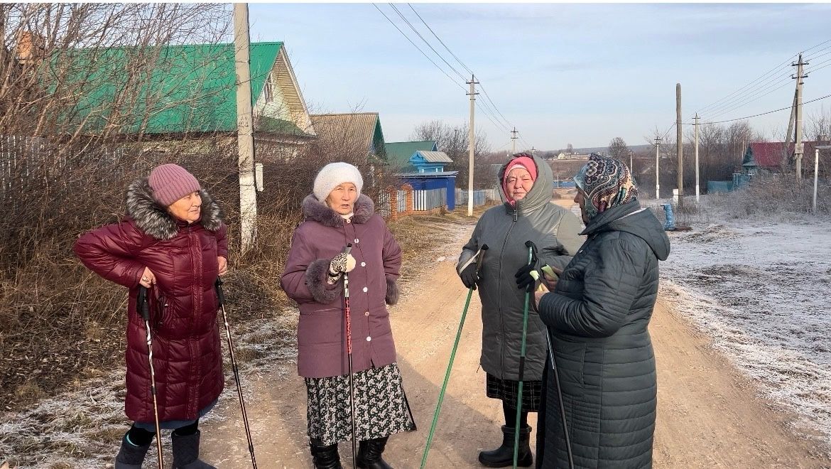 Жительницыс села Старый Завод Мамадышского района  взяли за привычку  ходить с палками