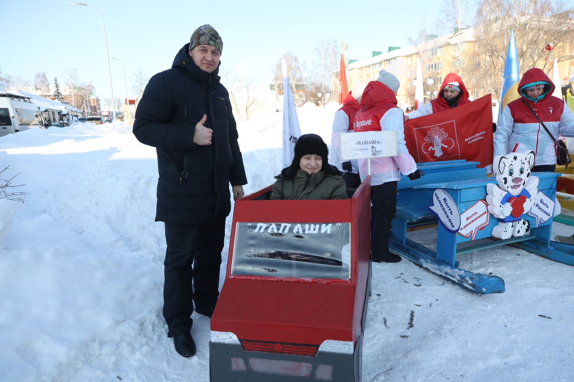 Креативные сани уже выстроились на центральной площади города