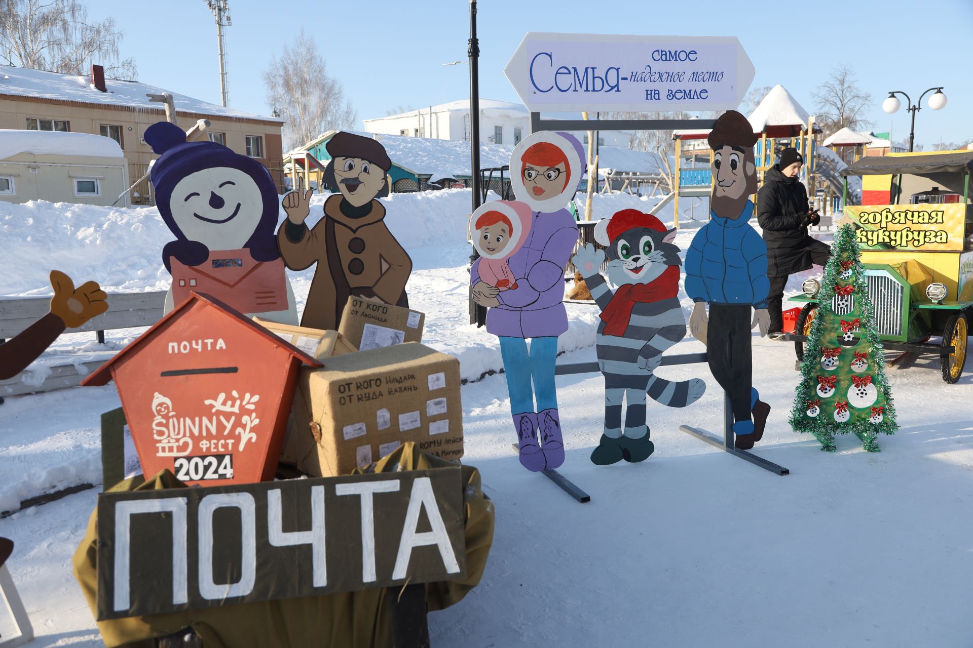 Креативные сани уже выстроились на центральной площади города