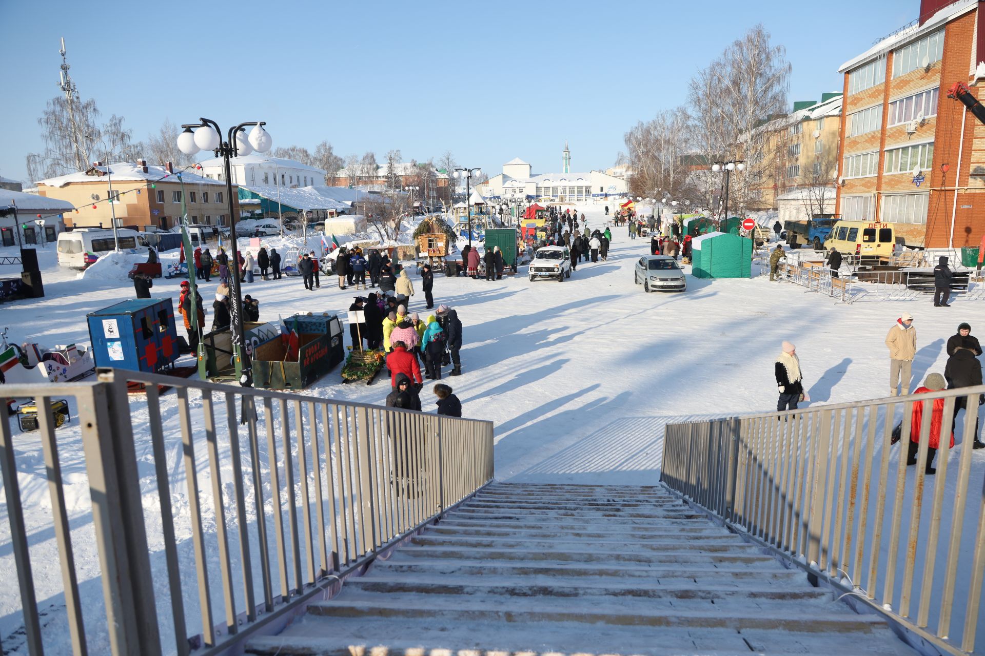 Креативные сани уже выстроились на центральной площади города