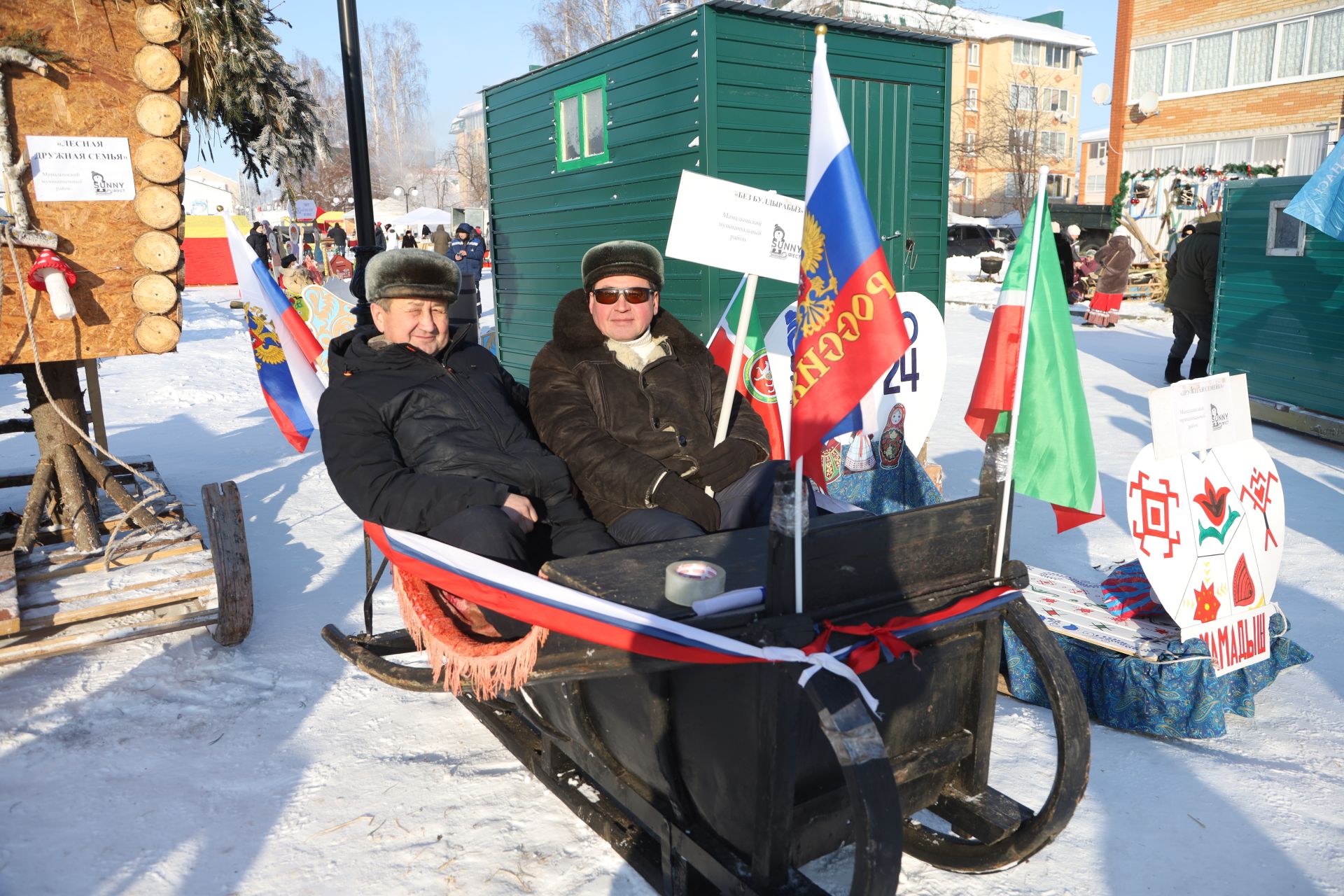 Креативные сани уже выстроились на центральной площади города