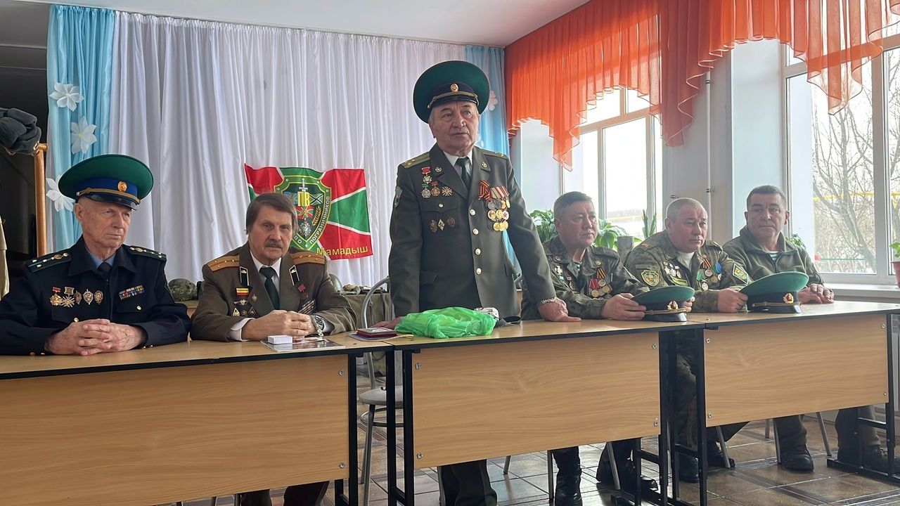 В Нижнеошминской школе прошел урок мужества с ветеранами пограничных войск