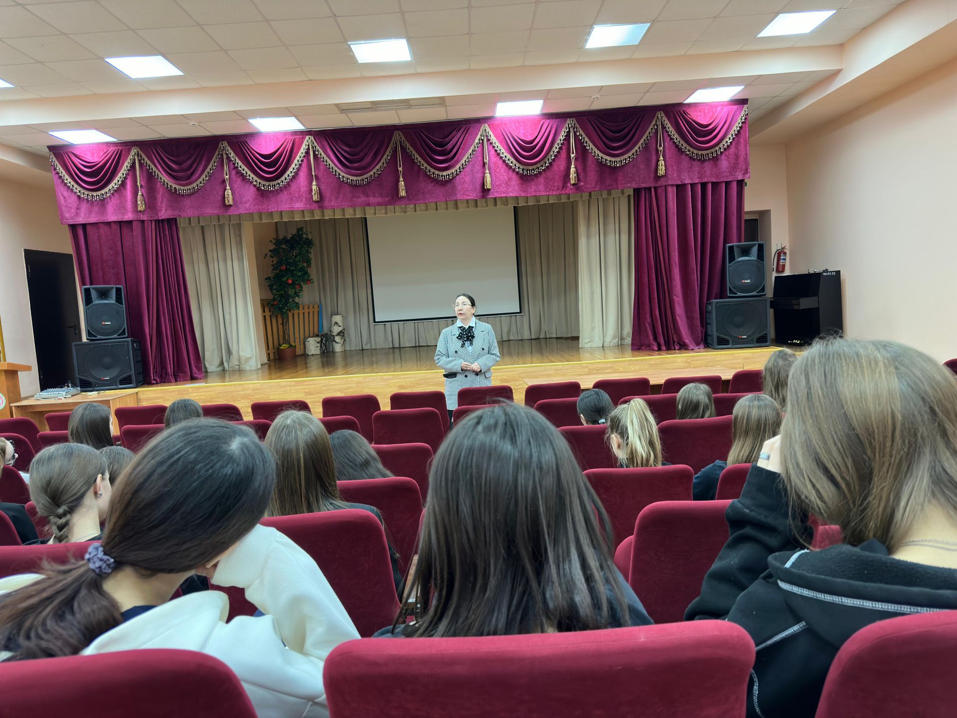 Медицинский психолог Гульнара Шагивалиева провела занятия со старшеклассницами