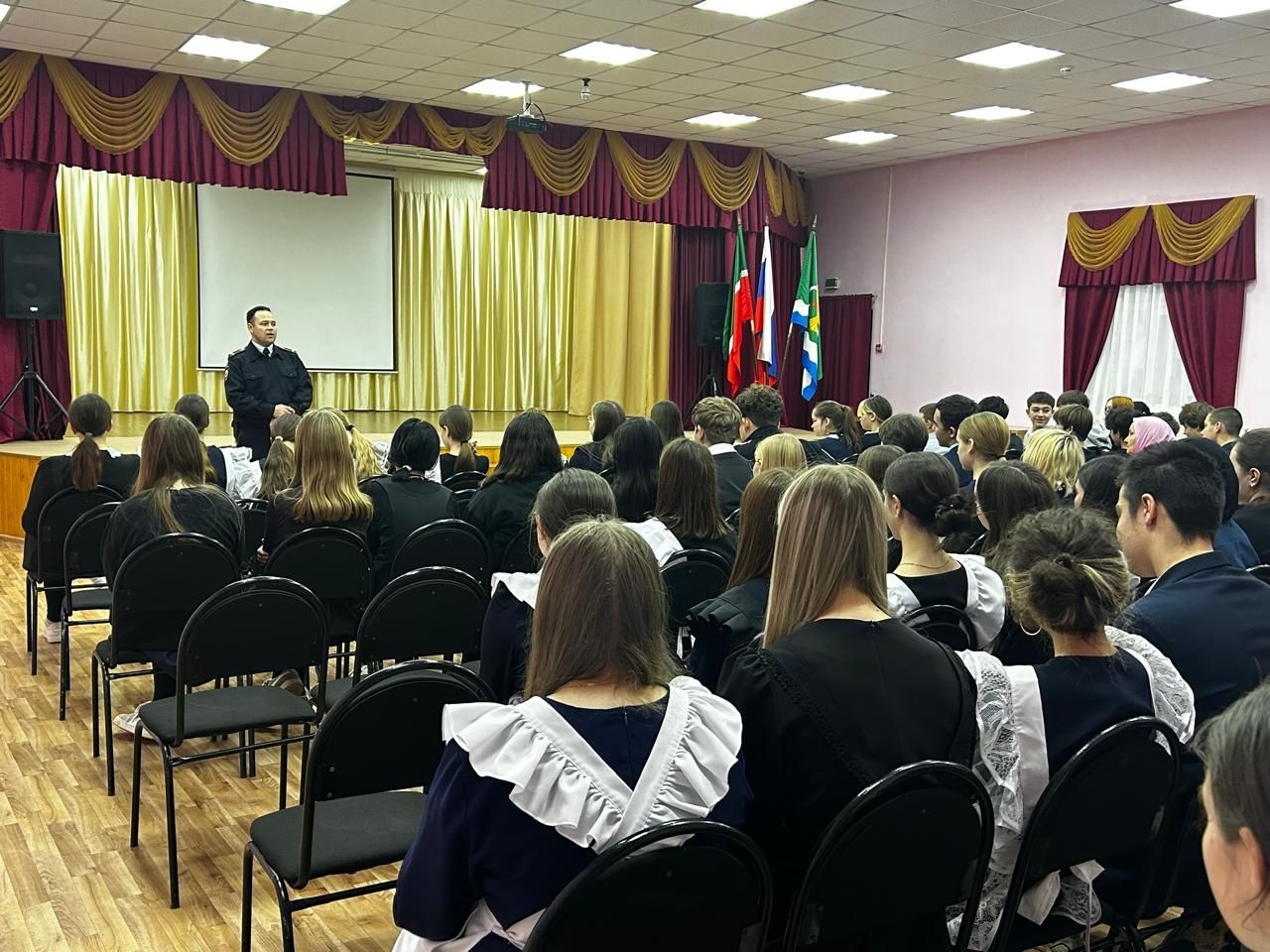 Полицейский провел урок правовой грамотности для мамадышских школьников