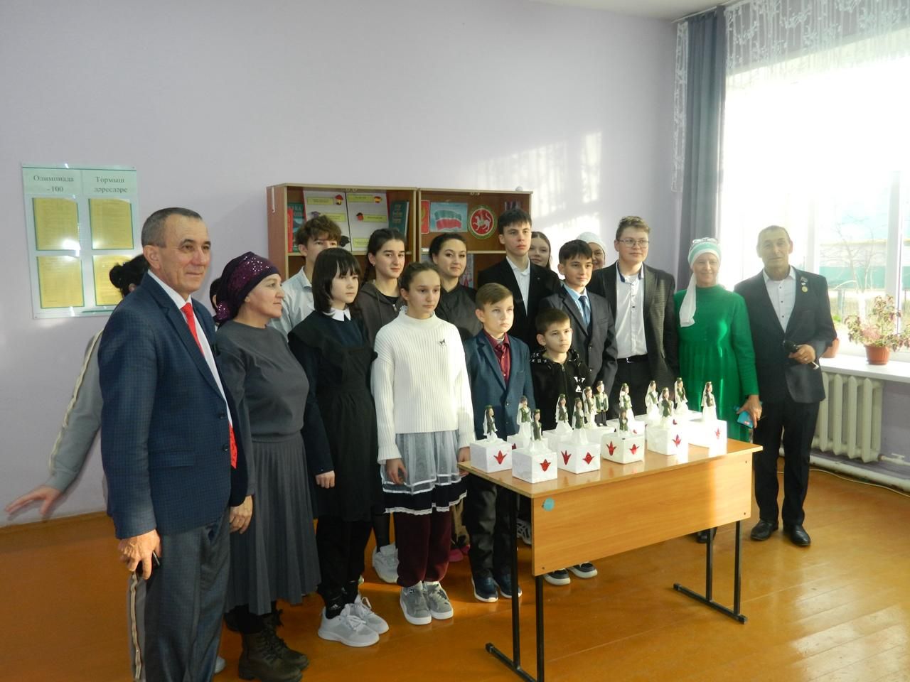 В Среднекирменской школе научили лепить кукол в татарских костюмах