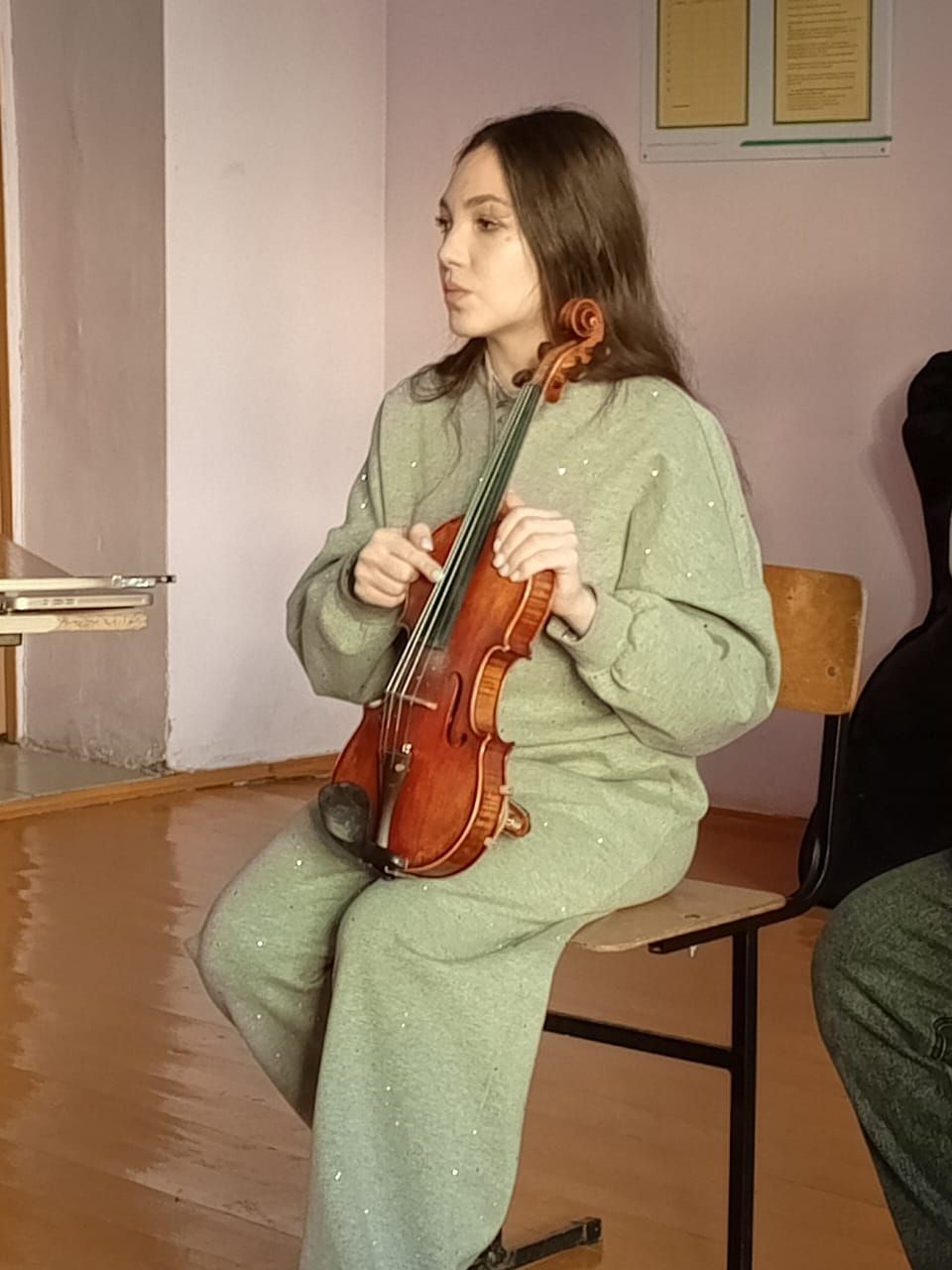 В Среднекирменской школе прошел мастер-класс по игре на гитаре и скрипке