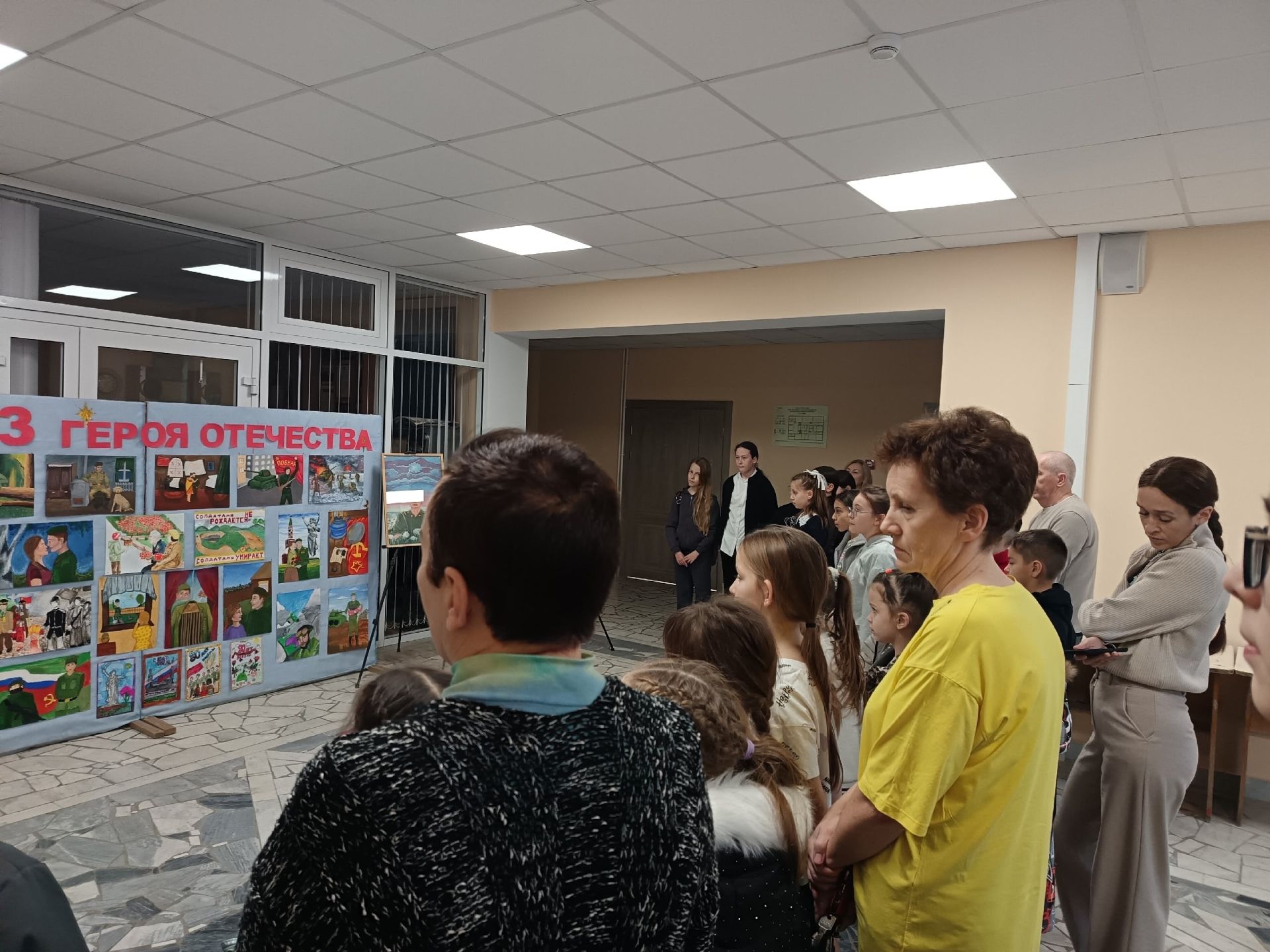 В Мамадыше открылась выставка детских работ «Образ защитника Отечества»