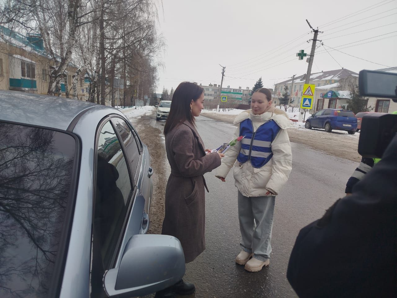 Сотрудники ГИБДД Мамадышского района поздравили автоледи с 8 Марта