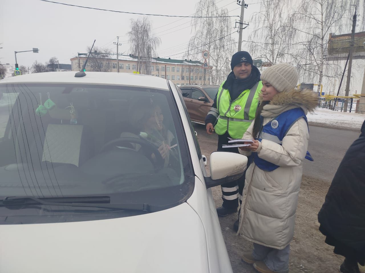 Сотрудники ГИБДД Мамадышского района поздравили автоледи с 8 Марта