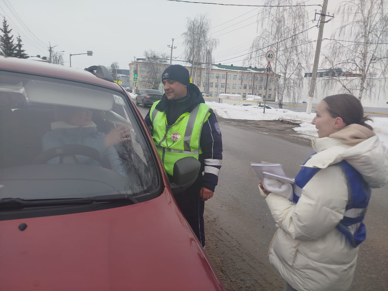Сотрудники ГИБДД Мамадышского района поздравили автоледи с 8 Марта