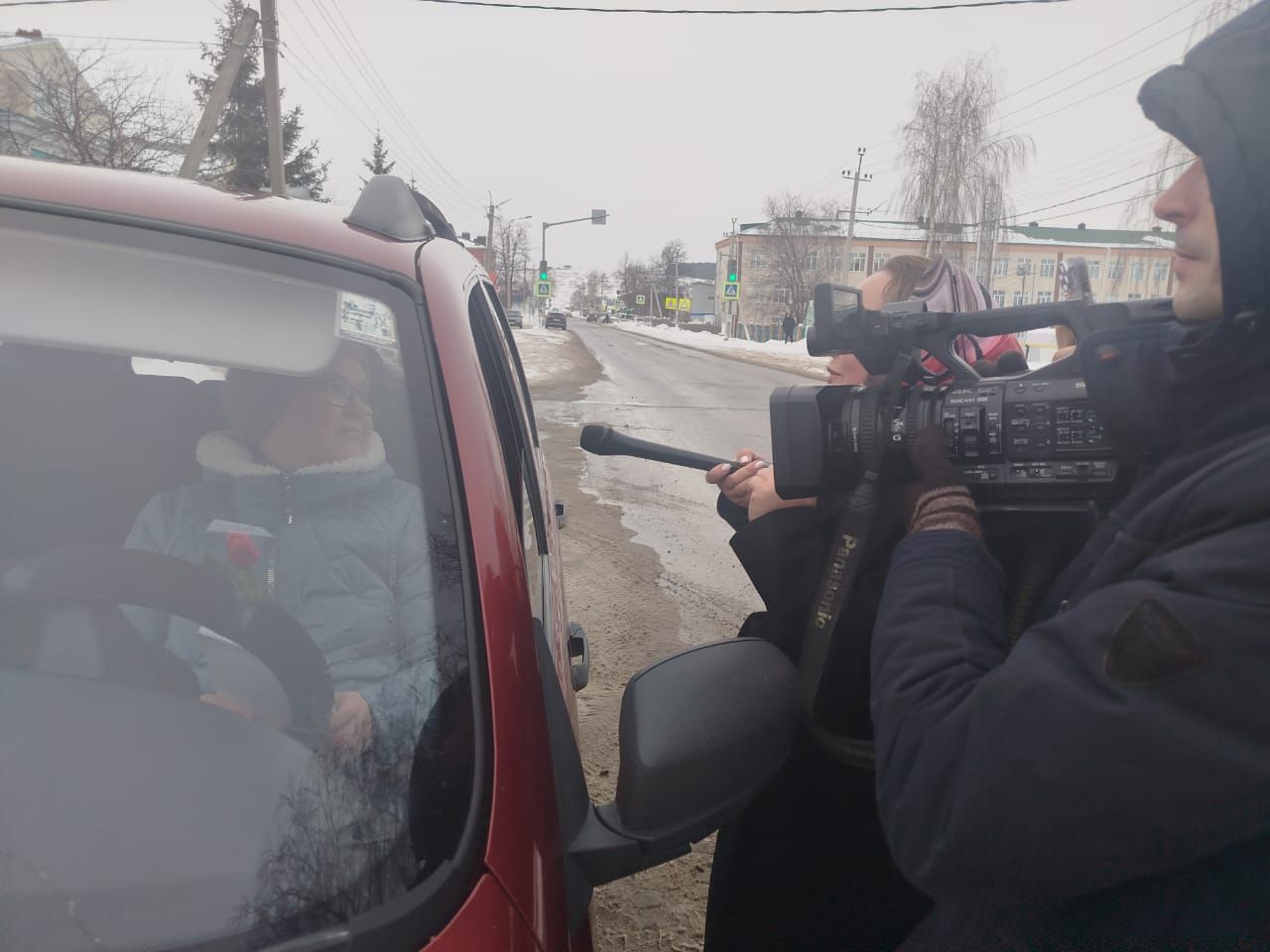 Сотрудники ГИБДД Мамадышского района поздравили автоледи с 8 Марта