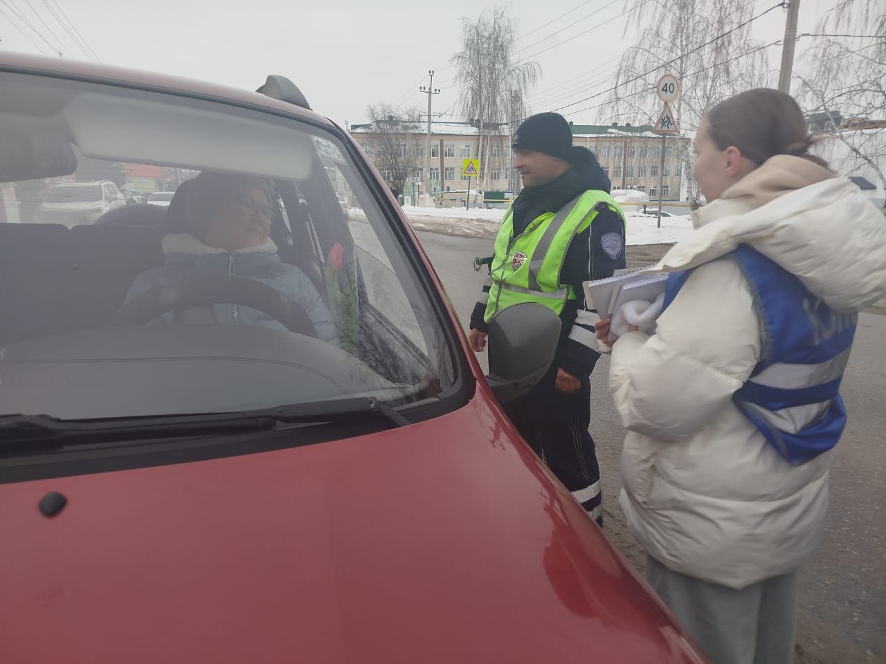 Сотрудники ГИБДД Мамадышского района поздравили автоледи с 8 Марта