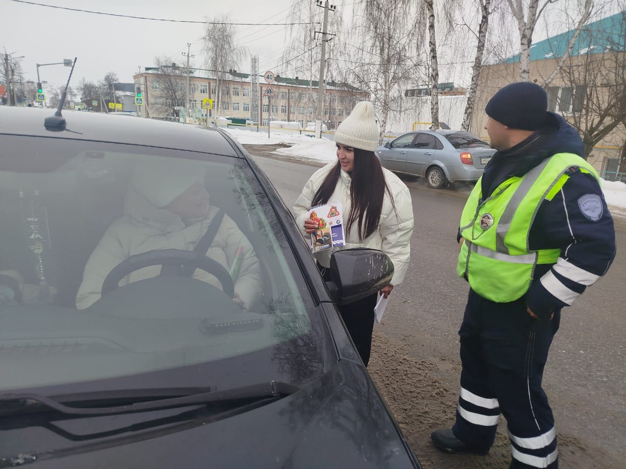 Сотрудники ГИБДД Мамадышского района поздравили автоледи с 8 Марта