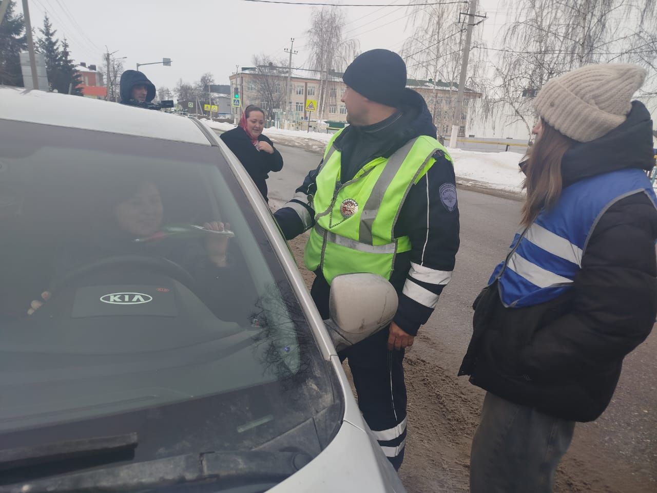 Сотрудники ГИБДД Мамадышского района поздравили автоледи с 8 Марта