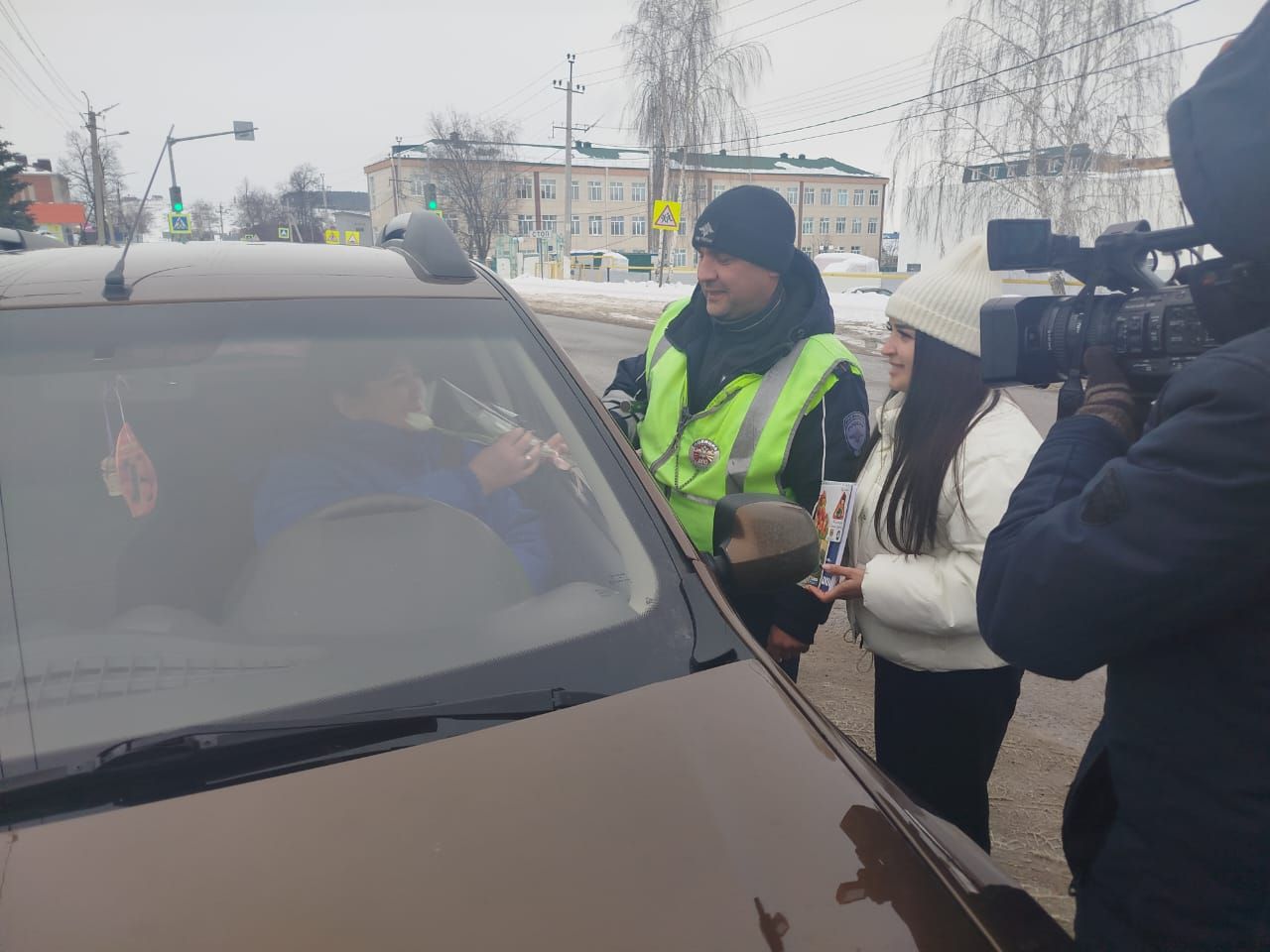 Сотрудники ГИБДД Мамадышского района поздравили автоледи с 8 Марта