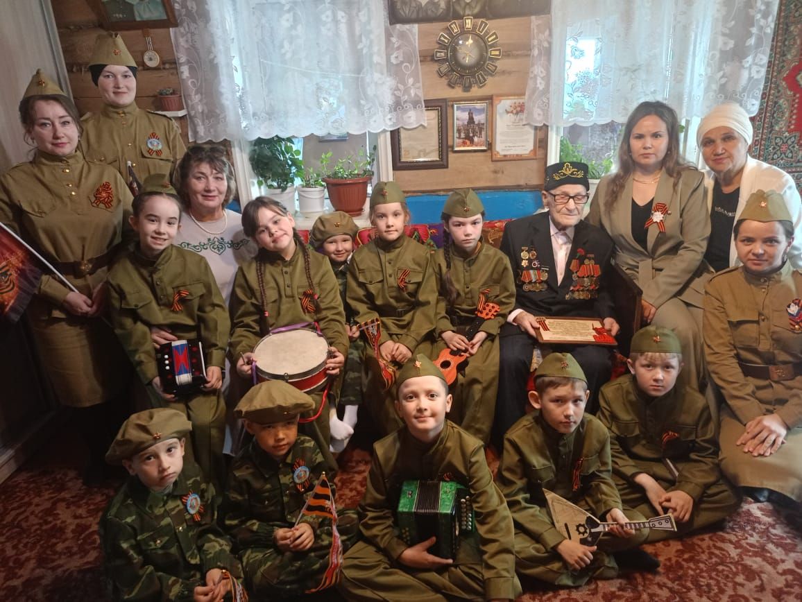 Мамадышские школьники навестили ветерана ВОВ