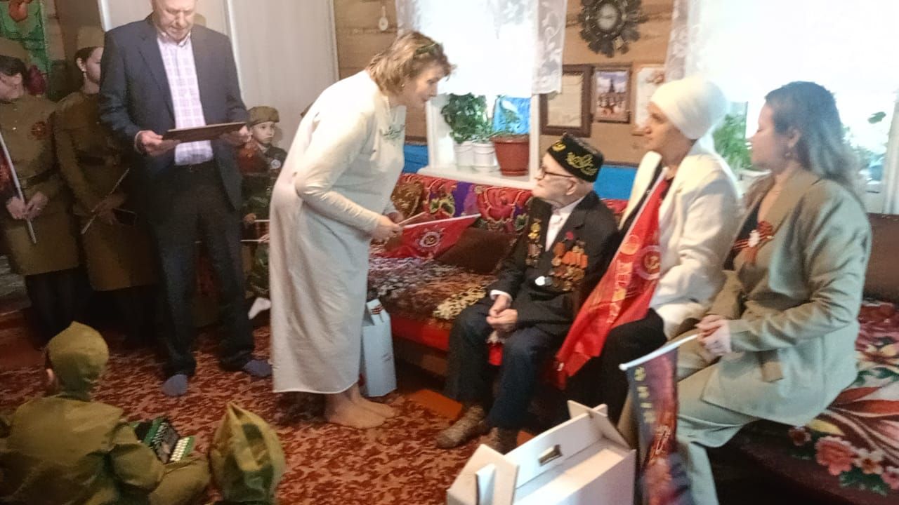 Мамадышские школьники навестили ветерана ВОВ