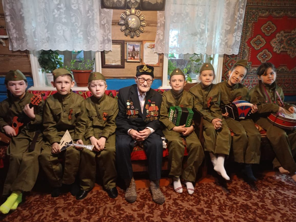 Мамадышские школьники навестили ветерана ВОВ