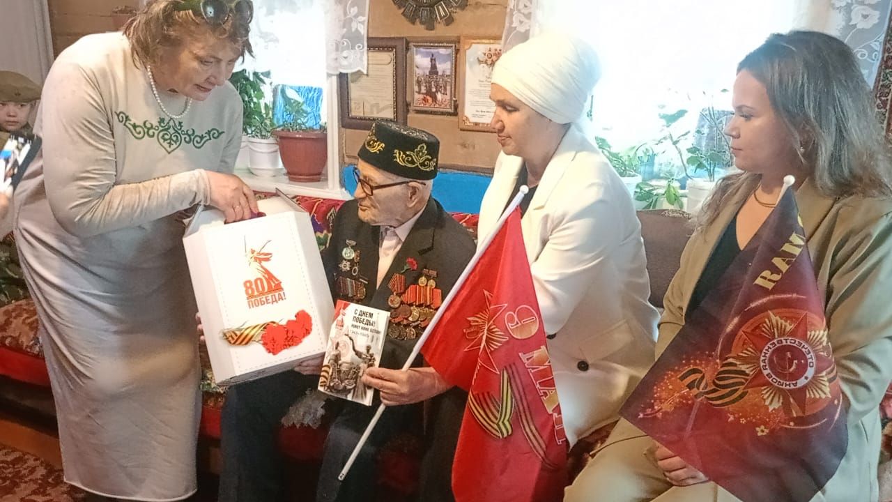 Мамадышские школьники навестили ветерана ВОВ