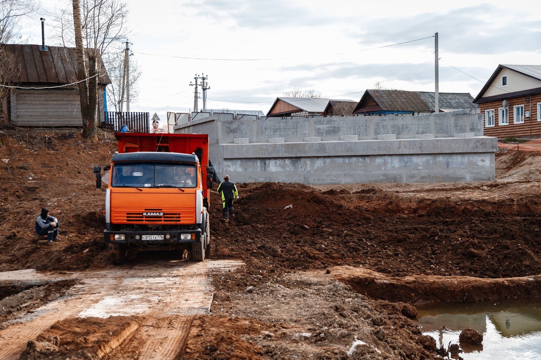 В Мамадыше продолжается строительство моста через реку Ошму