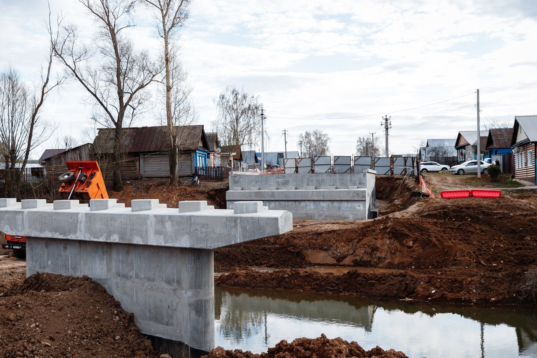 В Мамадыше продолжается строительство моста через реку Ошму