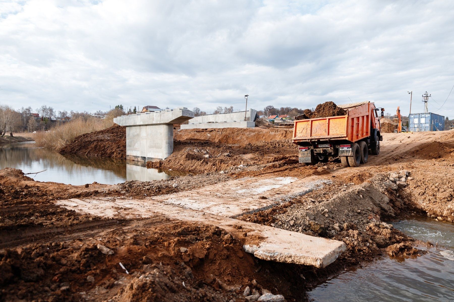 В Мамадыше продолжается строительство моста через реку Ошму